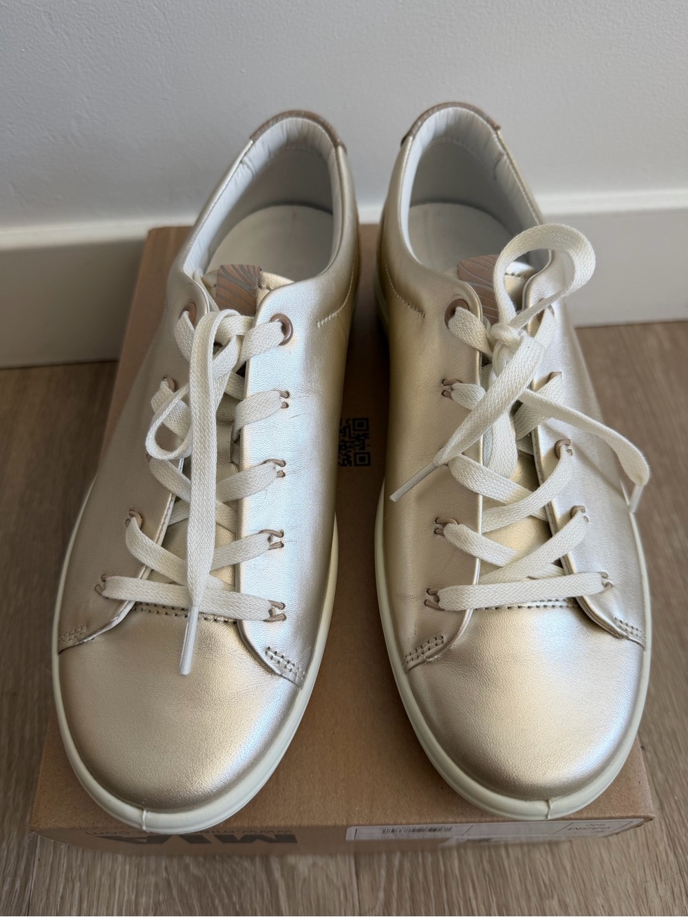 ECCO Soft 7 Floral Sneaker Gold Metallic Leather Women's Sz 8-8.5 EU 39 New